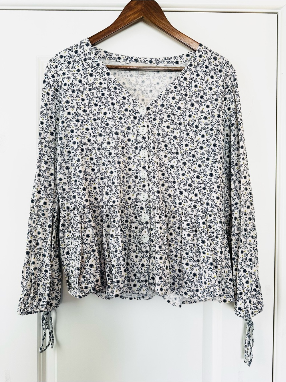 LOFT White Navy Floral 100% Rayon Button Front Peplum Blouse Medium
